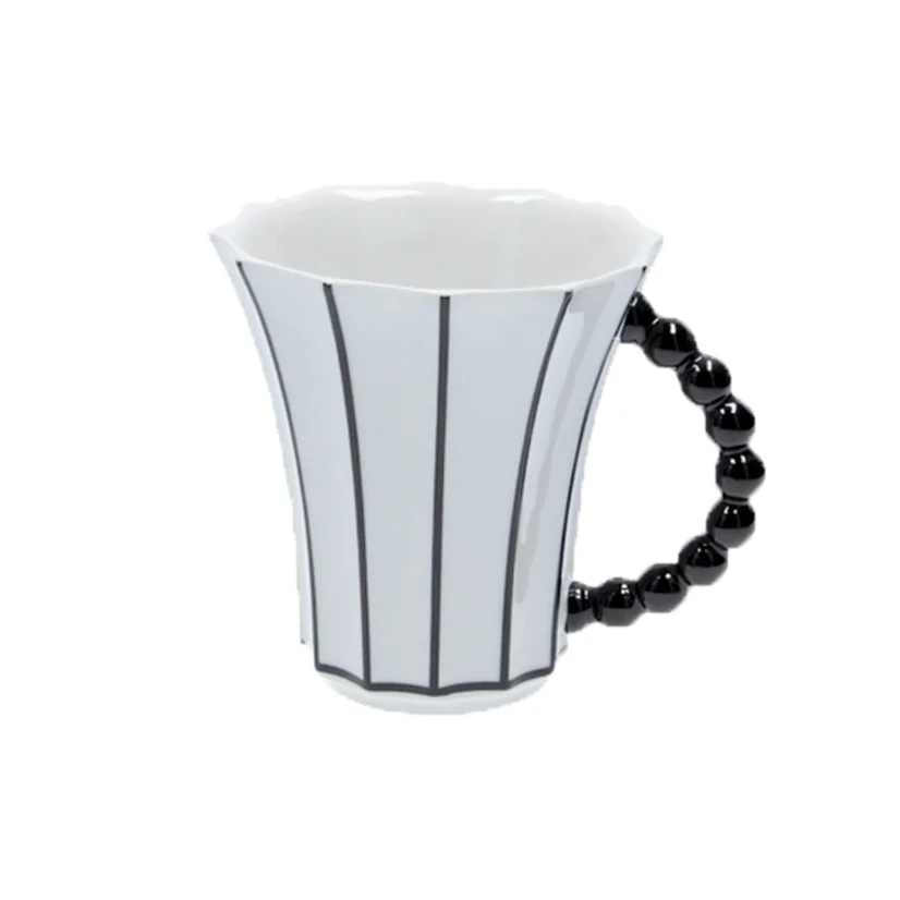 Porcelánový hrnek s ouškem Retro T černá linka