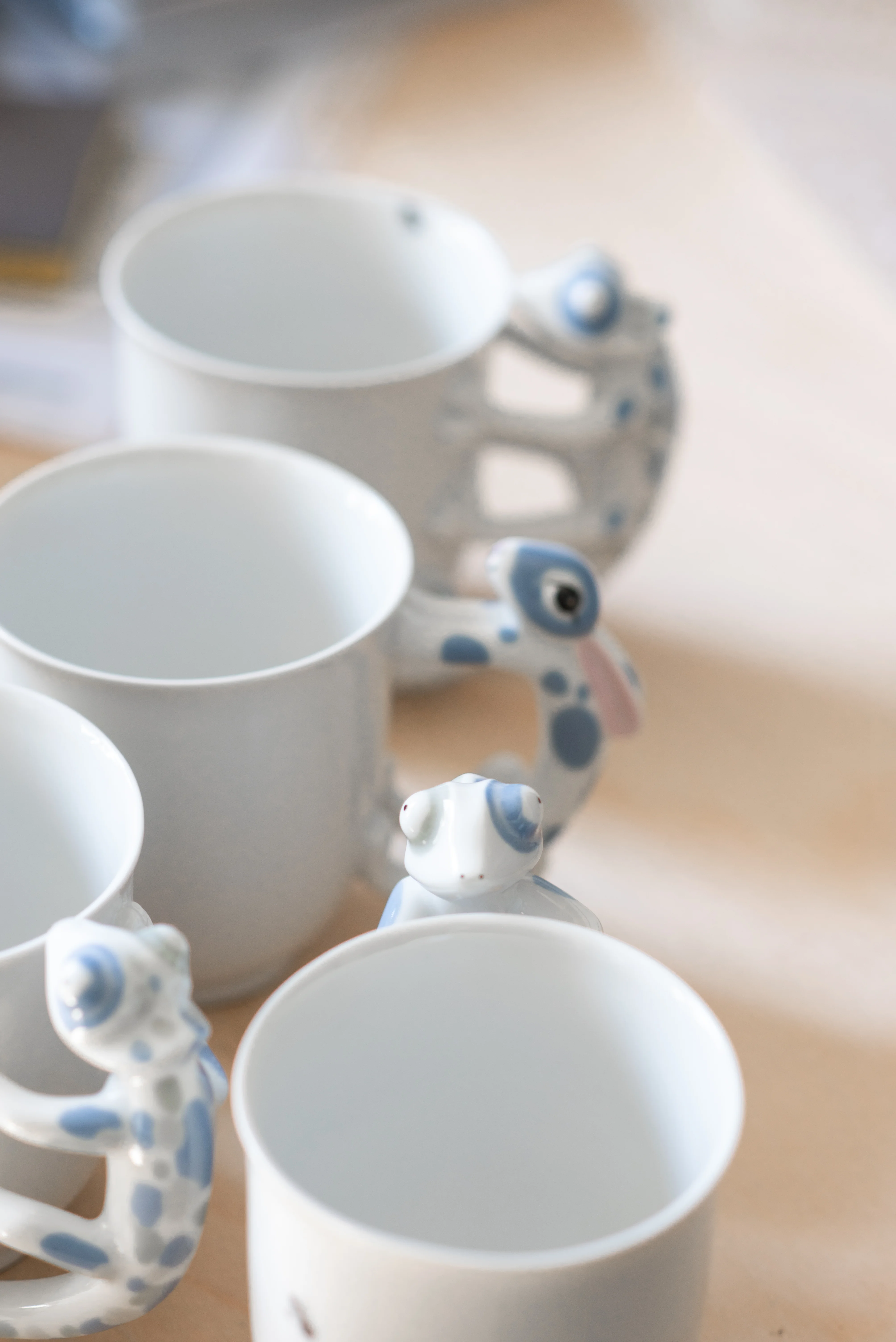 Dekorace porcelánu solemi kovů pod glazuru
